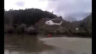 Un helicptero recoge agua en el ro Deva (Unquera)